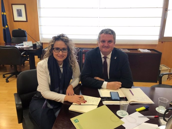 La coordinadora del IAJ en Almería, Rosa Maldonado, y el delegado de Salud y Familias, Juan de la Cruz Belmonte