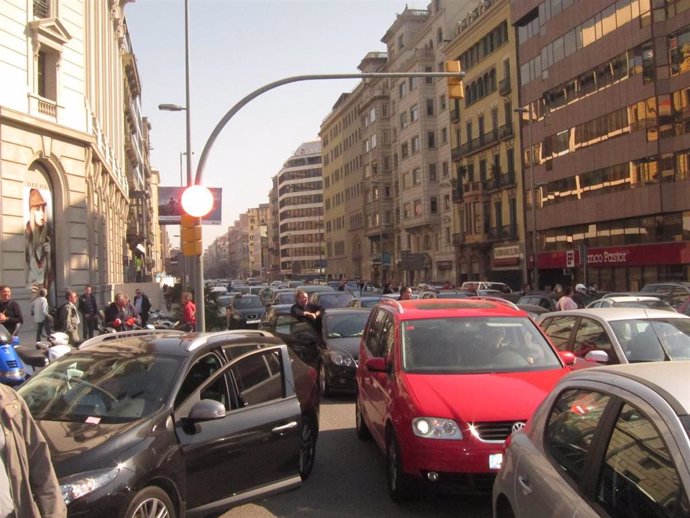 Tráfico en el cruce Aragó-Passeig De Grcia de Barcelona