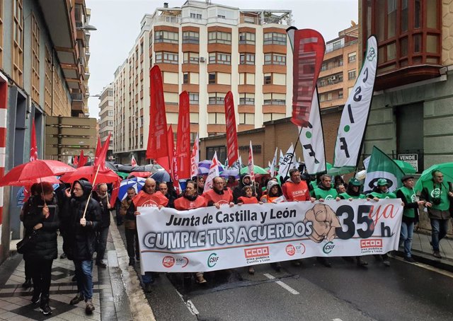 Marcha de los empleados públicos en Valladolid para reclamar a la Junta de Castilla y León la carrera profesional, los fondos adicionales y la jornada de 35 horas.