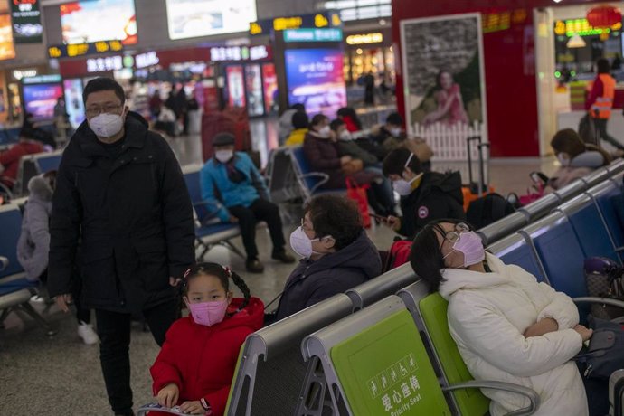 January 27, 2019 - Shanghai, China: Commuters including a young girl wear protective face masks in wake of the coronavirus outbreak. Hongqiao Railway Station was unusually quiet as many residents stayed indoors to avoid contracting the virus.