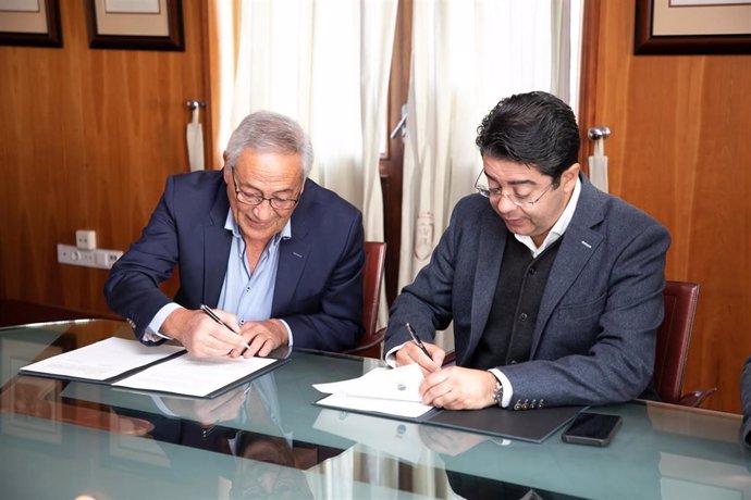 El alcalde de Fasnia, Damián Pérez, y el presidente del Cabildo de Tenerife, Pedro Martín, en la firma del convenio sobre evaluación ambiental