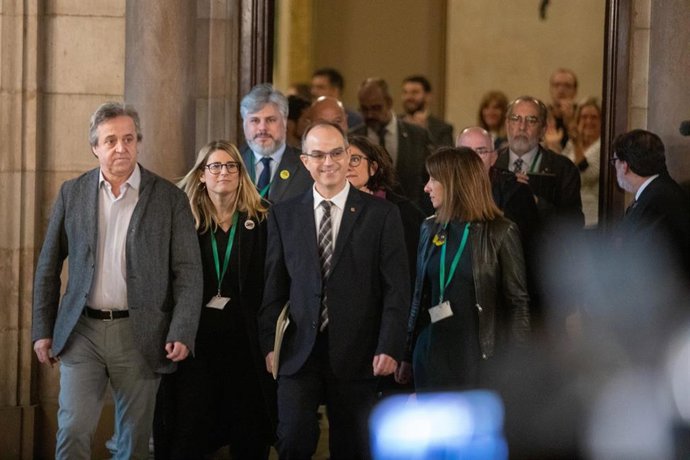 (I-D) El presidente de la Comisión de Investigación, Antoni Morral; la diputada de JxCat en el Parlament, Elsa Artadi; el presidente de JxCat en el Parlament, Albert Batet; el exconsejero de Presidencia de la Generalitat y preso del 'Procés', Jordi Turu