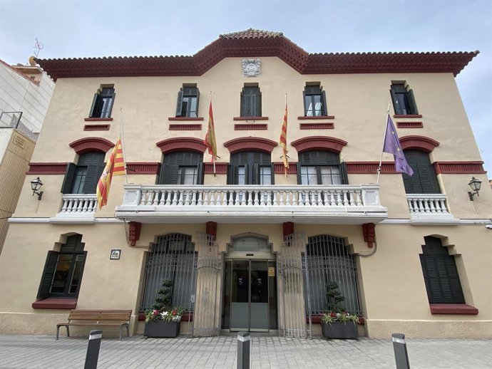 Ajuntament de Sant Joan Despí (Barcelona) amb banderes a mitja asta.
