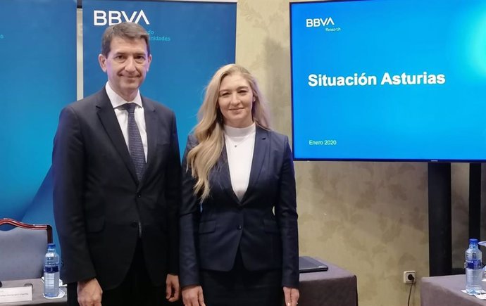 Rafael Doménech, responsable de Análisis Económico de BBVA Research, y Asunción Álvarez, directora de Banca de Empresas, Corporativa e Instituciones de la Regional Noroeste de BBVA.