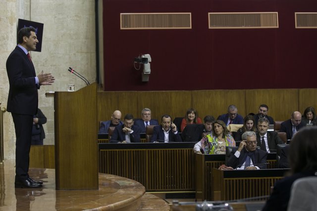 Comparecencia a petición propia del presidente de la Junta de Andalucía, Juanma Moreno (i), en un pleno extraordinario del Parlamento andaluz para informar sobre el Estado de la Comunidad Autónoma. En el Parlamento de Andalucía, a 28 de enero de 2020.