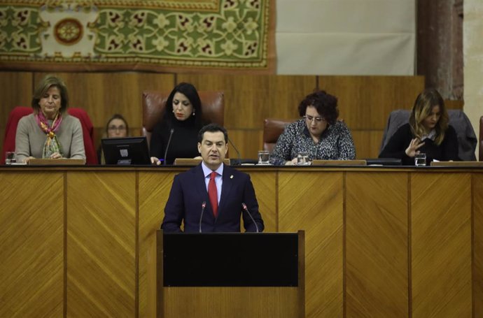 El presidente de la Junta de la Junta de Andalucía, Juanma Moreno, durante su compararencia en un pleno extraordinario del Parlamento andaluz para informar sobre el Estado de la Comunidad Autónoma.   En el Parlamento de Andalucía, a 28 de enero de 2020.