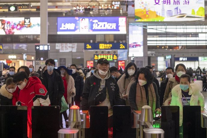 January 27, 2019 - Shanghai, China: Commuters wear face masks in wake of the coronavirus outbreak as they queue at the boarding gate for a high speed train to Nanning, Guangxi Province. Hongqiao Railway Station was unusually quiet as many residents stay