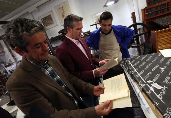 El diputado Víctor González,en el centro, en la Imprenta Sur de la Diputación