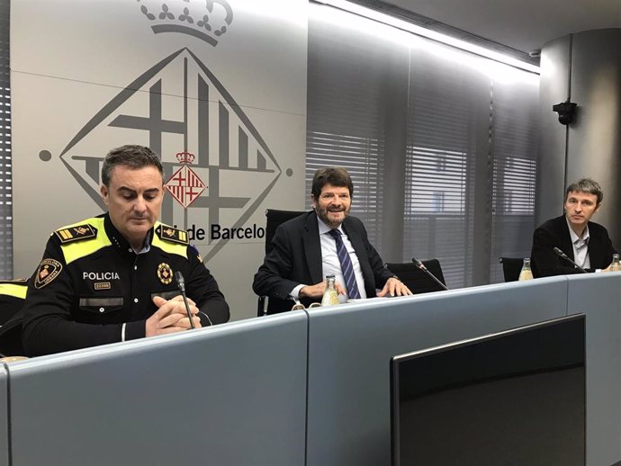 Foto: El intendente de la Guardia Urbana Pedro Velázquez; el teniente de alcalde de Seguridad de Barcelona, Albert Batlle, y el director de Movilidad, Adri Gomila.