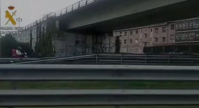 Fotograma del vídeo del hombre que circuló 7 kilómetros en sentido contrario por la A-64.