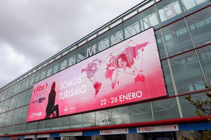 Cartel de promoción de FITUR en el que se lee 'Somos Turismo' 