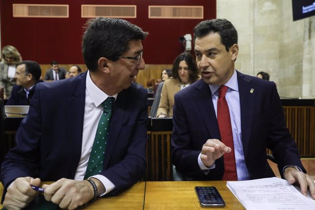 El presidente de la Junta de Andalucía, Juanma Moreno (d) junto al vicepresidente de la Junta, Juan Marín (i), al inicio del Pleno extraordinario del Parlamento andaluz para informar sobre la situación de Andalucía.