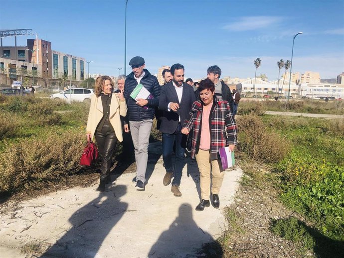 Los portavoces de Adelante Málaga y PSOE, Eduardo Zorrilla y Daniel Pérez y otros concejales de ambas formaciones visitan los antiguos terrenos de Repsol