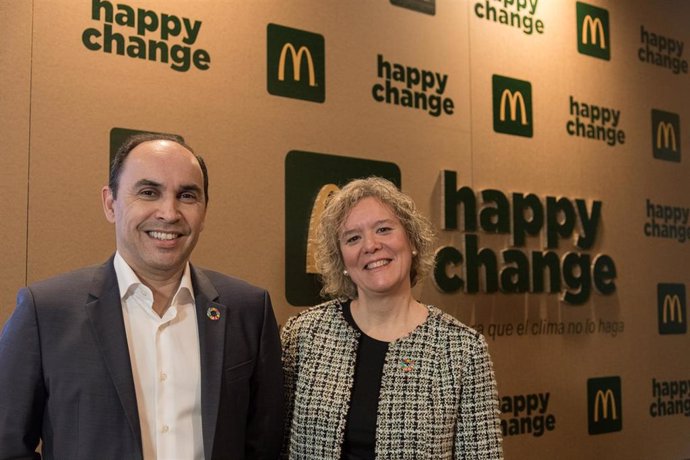El Director General de McDonald's España, John Alves, y la Directora de Compras, Calidad y Sostenibilidad de McDonald's España, Natalia Mota
