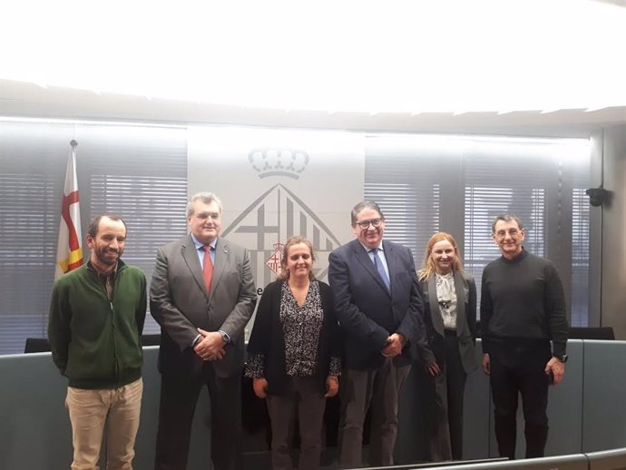 La concejal de Salud de Barcelona, Gemma Tarafa, y el presidente de la AECAD, Joan Josep Morro con representantes de la AECAD y de Pimec