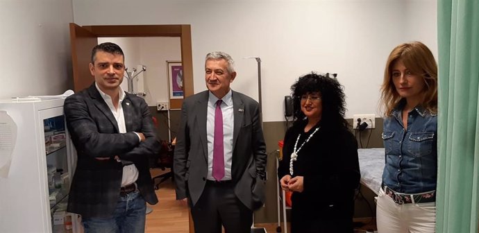El rector y la gerente de la Universidad de Oviedo, Santiago Garcúa y Ana Caro, respectivamente, durante su visita a la EPI