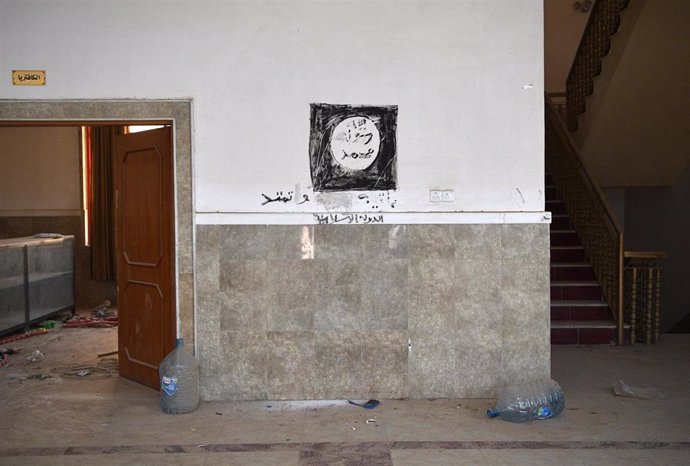 Mural con la bandera de Estado Islámico en Mosul