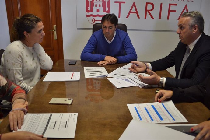 El responsable del área de Servicios Económicos, Hacienda y Recaudación de Diputación, Juan Carlos Ruiz Boix, en una visita al Ayuntamiento de Tarifa