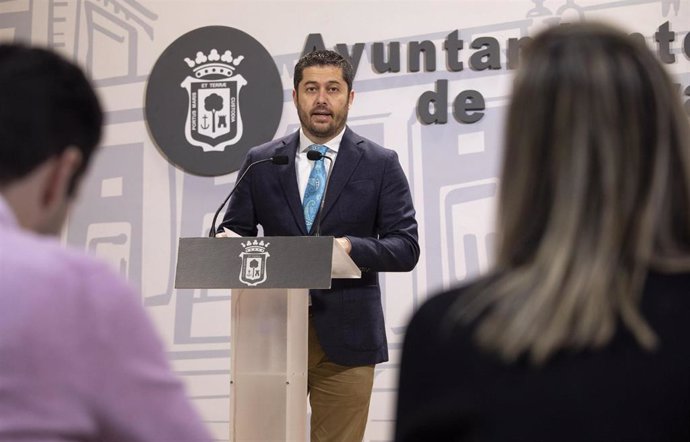 El portavoz del equipo de gobierno del Ayuntamiento de Huelva, Francisco Baluffo, en rueda de prensa.