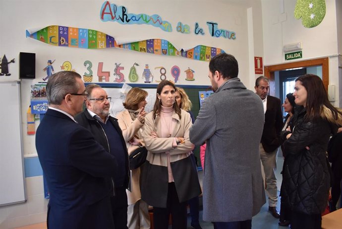 La delegada de Educación visita un colegio de Alhaurin de la Torre junto al alcalde
