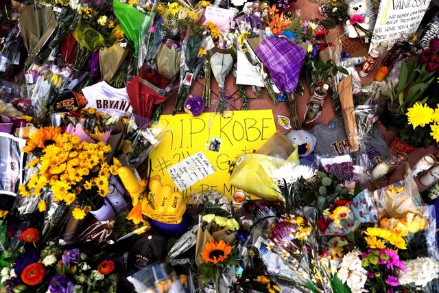 January 27, 2020 - Newbury Park, California, United States: A makeshift memorial outside of Kobe Bryant’s Mamba Sports Academy in Newbury Park. (Christina House / Los Angeles Times/Contacto)