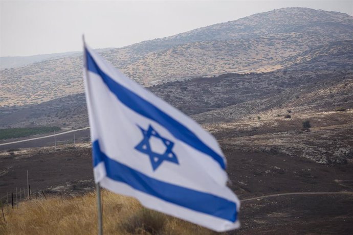 Bandera israelí frente al valle del Jordán
