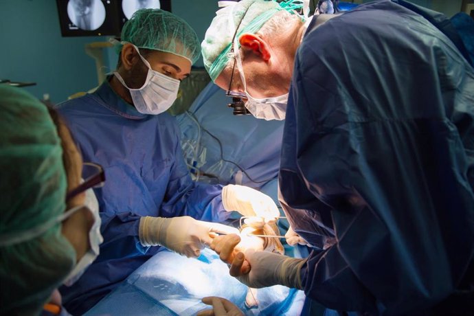 Implante de la prótesis en el Hospital de Alzira