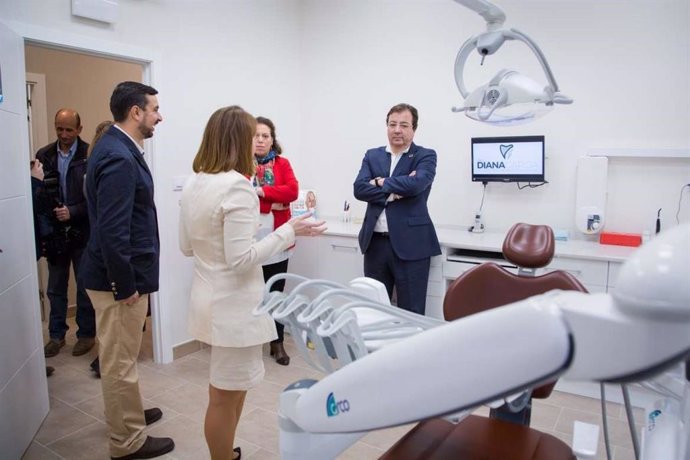 Vara en la inauguración de una clínica de implantología dental en Mérida