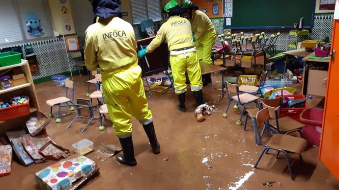 Efectivos del Infoca colaboran en la limpieza del colegio de Campanillas afectado por las inundaciones