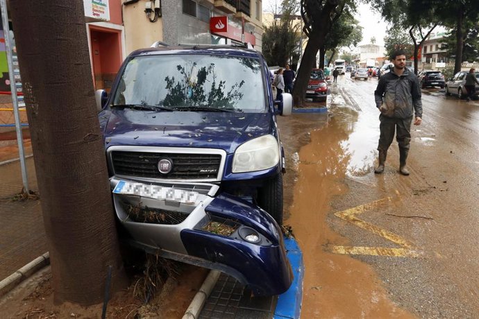 Vecinos de la barriada malagueña de Campanillas, se afanan en las limpiezas de sus hogares y calles del barrio tras la tromba de agua caída en la madrugada del 25 de enero como consecuencia de la borrasca 'Gloria'
