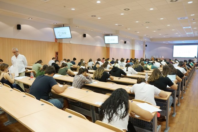 Estudiantes durante la realización de la prueba de acceso a la universidad