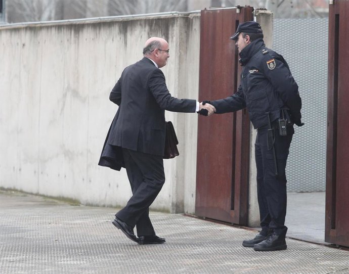 El coronel de la Guardia Civil y el coordinador del dispositivo policial del referéndum ilegal del 1 de octubre, Diego Pérez de los Cobos, saluda a un agente de Policía Nacional a su llegada a la Audiencia Nacional, en la jornada en la que comienza la f