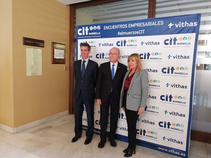 Francisco de la Torre, alcalde de Málaga, en el centro, pronuncia una ponencia en el CIT Marbella