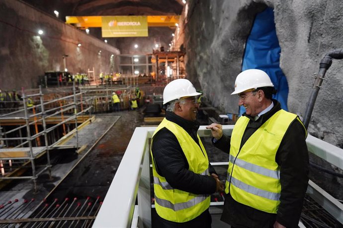 El presidente de Iberdrola, Ignacio Sánchez Galán, y el primer ministro de Portugal, Antonio Costa, visitando el proyecto de la compañía en Portugal.