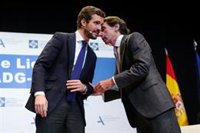 Casado dice que "el régimen de Maduro tiene agarrado por la solapa" a los ministros de Podemos "por mucho que se tape"