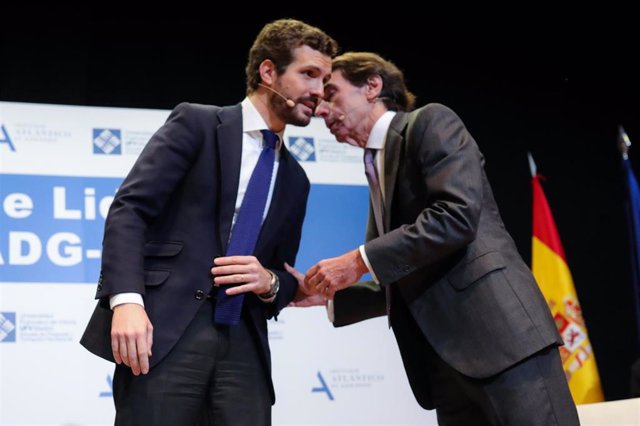 El presidente del Partido Popular, Pablo Casado (i) y el expresidente del Gobierno, José María Aznar (d) participan en el diálogo `España ante un cambio de régimen en el Auditorio de la Universidad Francisco de Vitoria, en Madrid (España), a 28 de enero