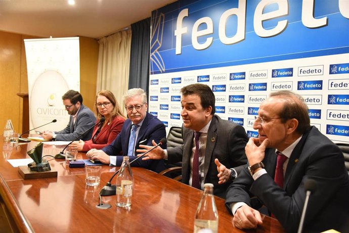 El consejero de Agricultura, Agua y Desarrollo Rural de C-LM, Francisco Martínez Arroyo, y el nuevo presidente de Avicam, Juan Gigante, en la clausura de la Asamblea General Ordinaria de la asociación