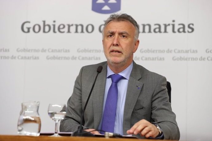 El presidente de Canarias, Ángel Víctor Torres, en la kectura de la declaración institucional sobre la delimitación de aguas de Marruecos