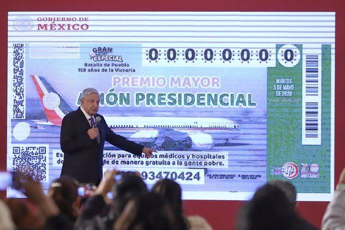 Andrés Manuel López Obrador presenta la papeleta del sorteo del avión presidencial
