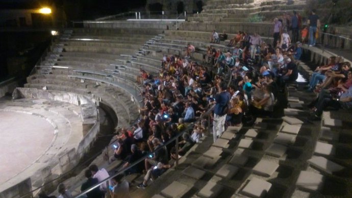 Público en el teatro romano de Itálica