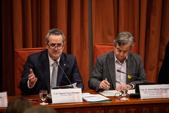 L'exconseller de l'Interior, Joaquim Forn (E), juntament amb el president de la Comissió d'Investigació, Antoni Morral (D), al Parlament de Catalunya, 28 de gener del 2020.