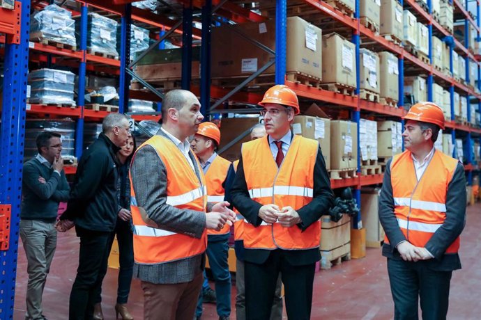 El conselleiro de Economía, Francisco Conde, visita la planta de TMC en Tordoia.