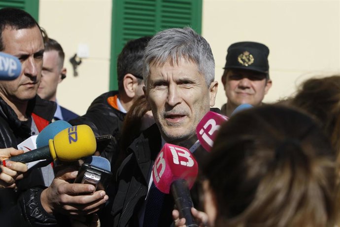 El ministro del Interior, Fernando Grande-Marlaska, atiende a los medios de comunicación durante su visita por Mallorca para ver las consecuencias tras el paso de la borrasca 'Gloria', en Mallorca /Islas Baleares (España), a 28 de enero de 2020.