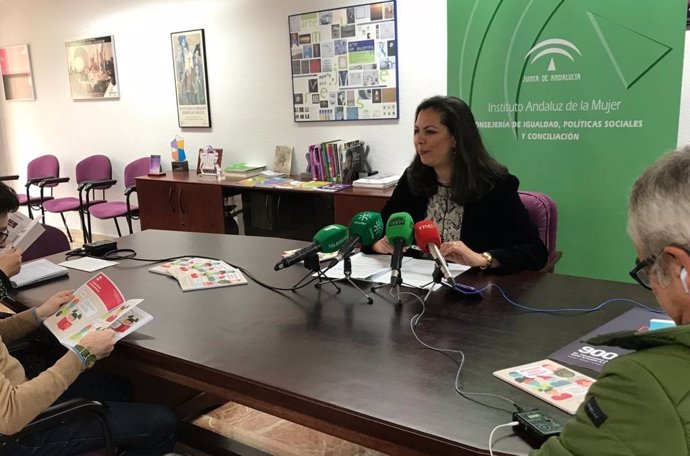 El IAM presenta en Huelva la guía '¿Piensas como hablas?' para un uso igualitario del lenguaje en los centros escolares.