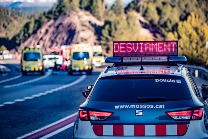 Un coche de Mossos d'Esquadra y ambulancias del Sistema d'Emergncies Mdiques (SEM) durante un accidente de tráfico en una imagen de archivo.