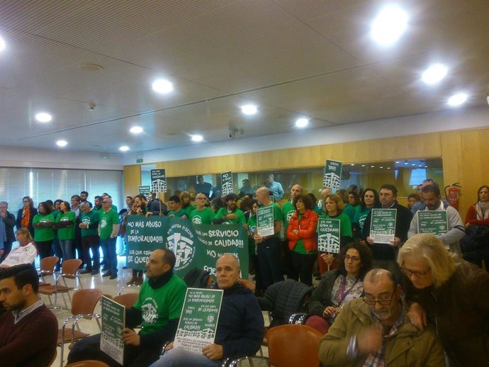 Concentración de interinos en el pleno de la Diputación