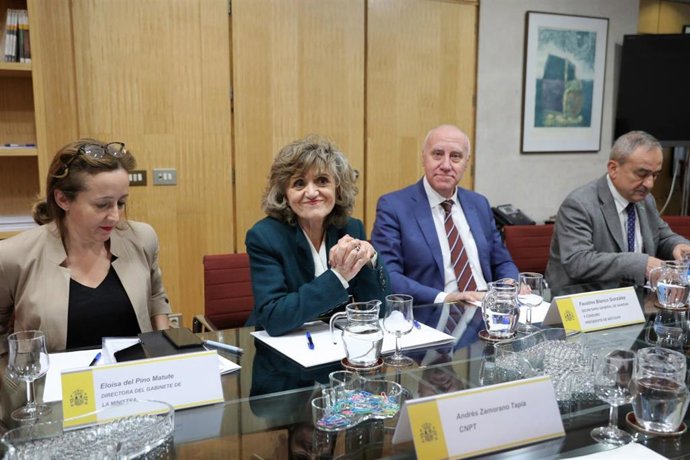 La ministra de Sanidad, Consumo y Bienestar Social en funciones, María Luisa Carcedo (3d), junto al Secretario General de Sanidad y Consumo, Faustino Blanco (2d).