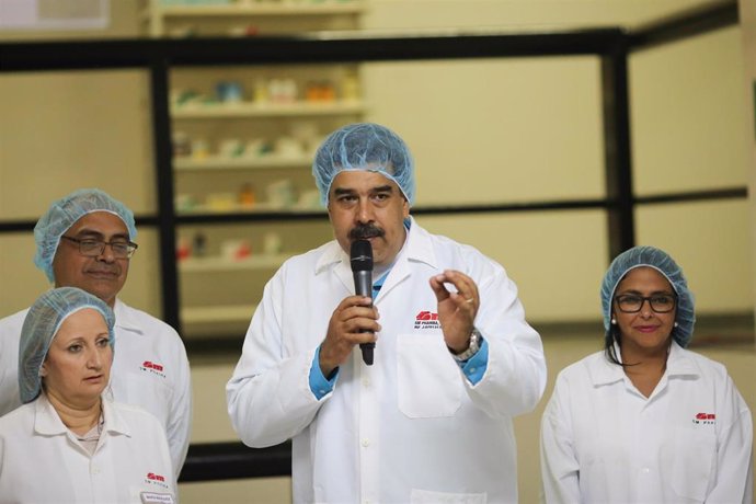 HANDOUT - 06 February 2019, Venezuela, Zulia: Incumbent Venezuelan President Nicolas Maduro (C) speaks during a visit to SM Pharma pharmaceutical lab