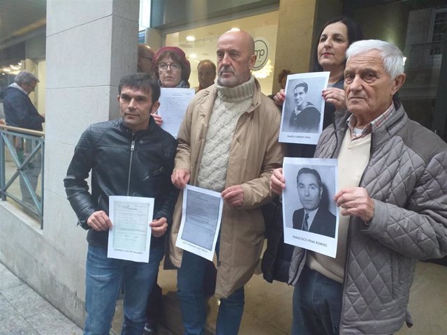 Familiares y miembros de la Asociación por la Recuperación de la Memoria Histórica presentan en Vigo 5 denuncias por gallegos deportados a campos de concentración nazis, para unir a la querella argentina sobre crímenes del franquismo.