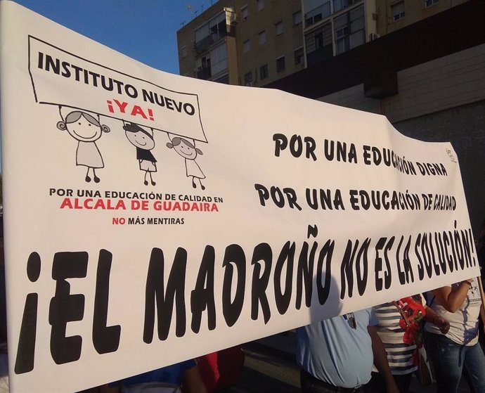 Protesta en Alcalá en demanda de infraestructuras educativas